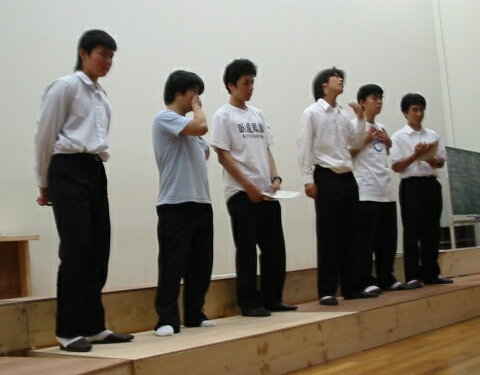 歌っている現役生たち