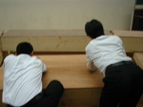 山台に釘を打つ様子